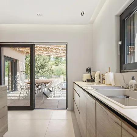 Belenos Piscine Vue Villa *