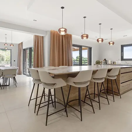 Belenos Piscine Vue * 罗克布伦河畔阿尔让